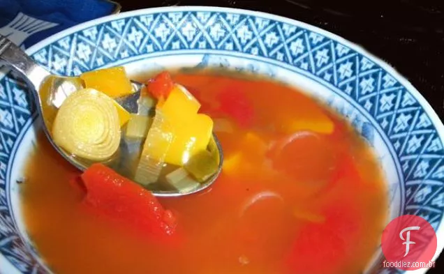 Veg ou sopa vegana de alho-poró de batata