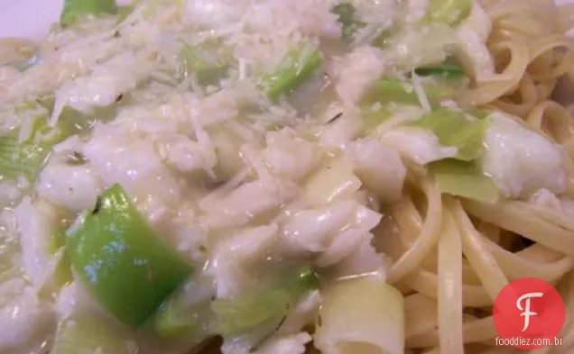 Caranguejo e alho-poró sobre Linguine