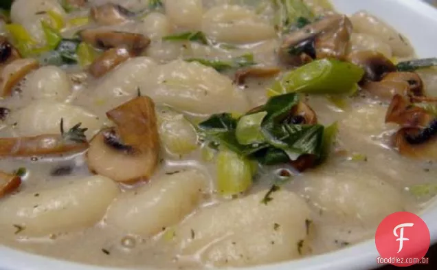 Nhoque com molho cremoso de cogumelos e alho-poró