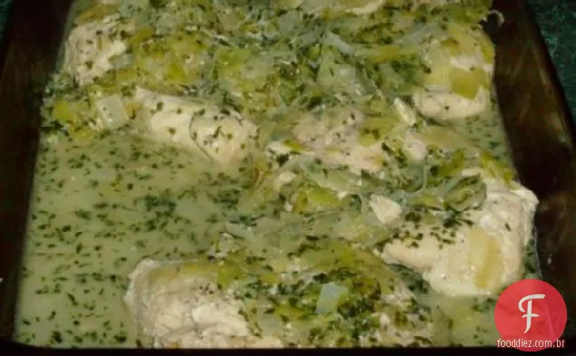 Peito de frango estragão de Jerry Traunfeld com alho-poró amanteigado