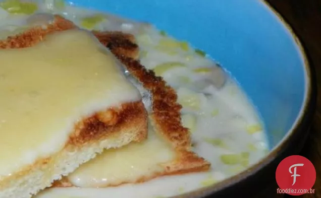 Sopa De Alho-Poró Com Torradas Brie