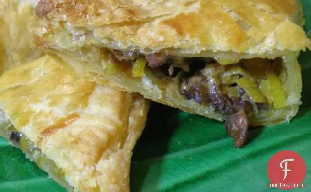 Triângulos de massa folhada de alho-poró de Cogumelo Ivo