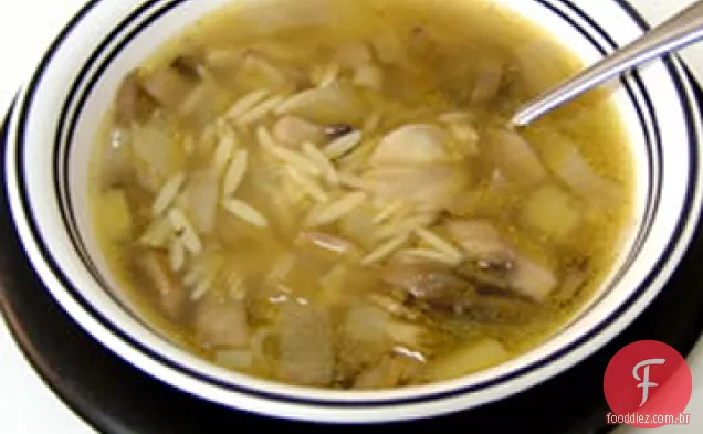 Sopa de cogumelos e alho-poró