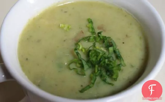 Sopa de batata e alho-poró selvagem