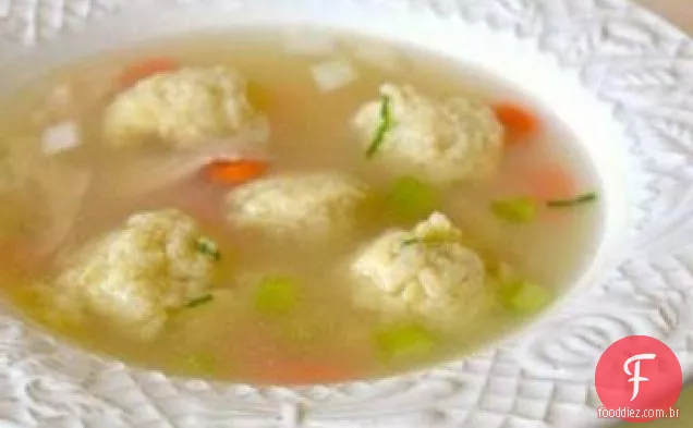 Sopa de galinha com alho-poró em miniatura-Chive Matzo Balls