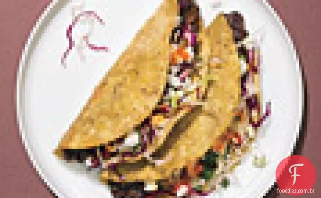 Tacos crocantes de feijão preto com queijo Feta e repolho