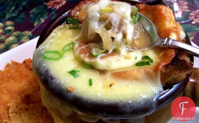 Sopa De Alho De Cebola Inacreditável Com Batatas Fritas De Queijo