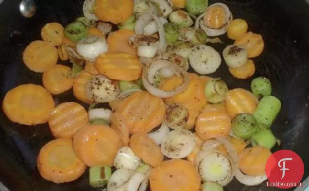 Cenouras salteadas e alho-poró
