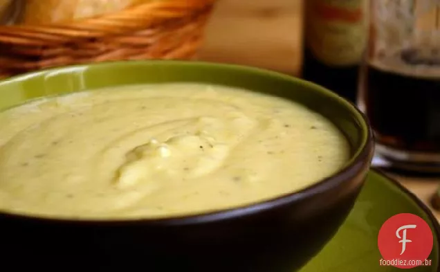 Sopa de batata do dia de São Patrício com Pesto