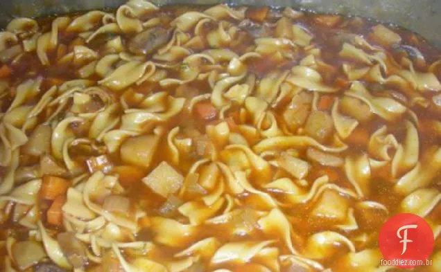 Sopa Caseira De Macarrão Com Cogumelos