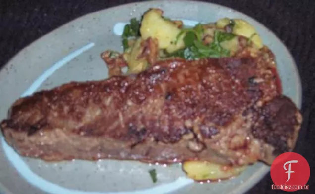 Costela grelhada-olho de carne com batatas quentes, Bacon e alho-poró