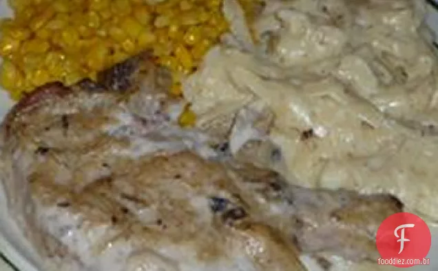 Costeletas de porco com molho de cebola cogumelo