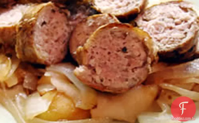 Salsichas grelhadas com cebola caramelizada e maçãs
