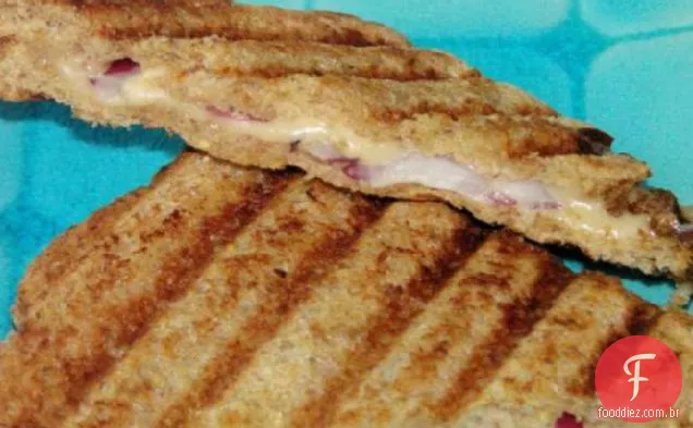 Sanduíche de queijo grelhado e cebola vermelha de Kristen