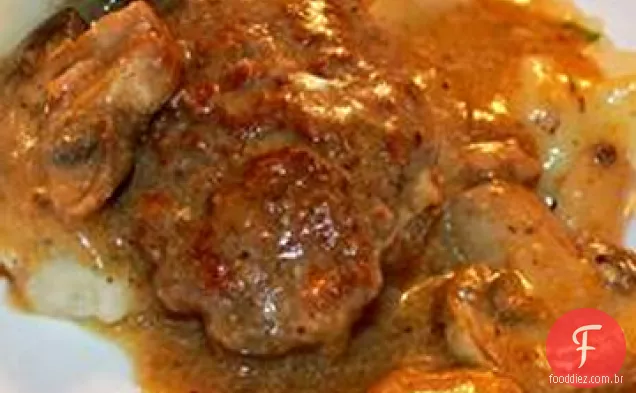 Bife delicioso de Salisbury em molho de cogumelos