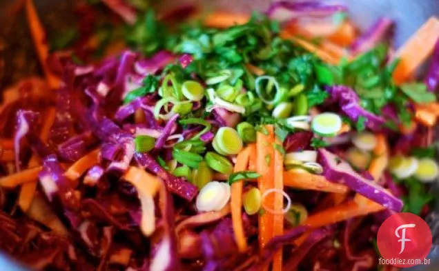 Repolho roxo Slaw com molho de gengibre de cenoura picante