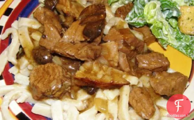 Carne Caseira-N-Macarrão Com Cogumelos E Cebolas