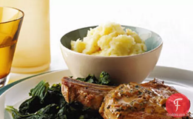 Costeleta de porco salteada com molho de Creme de sálvia