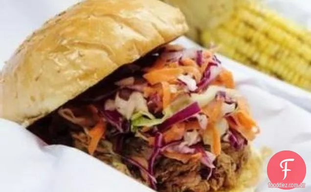 Sanduíches de churrasco de porco com salada de repolho