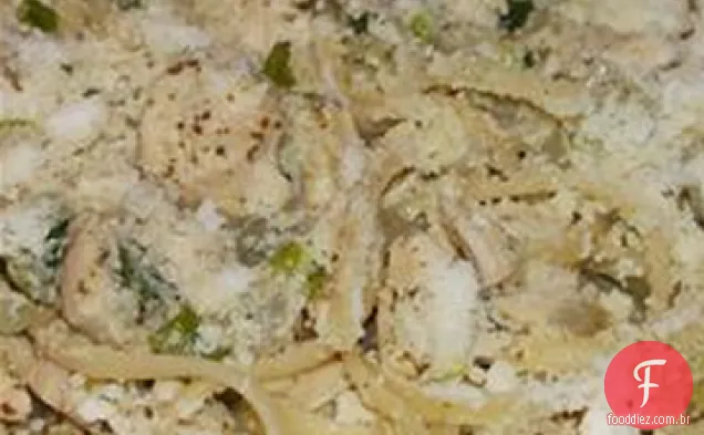 Frango e cebola sobre Linguini