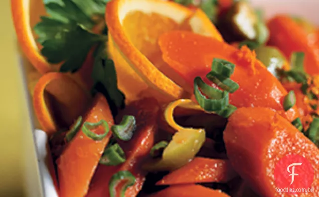 Salada de cenoura com laranja, azeitonas verdes e cebolinha