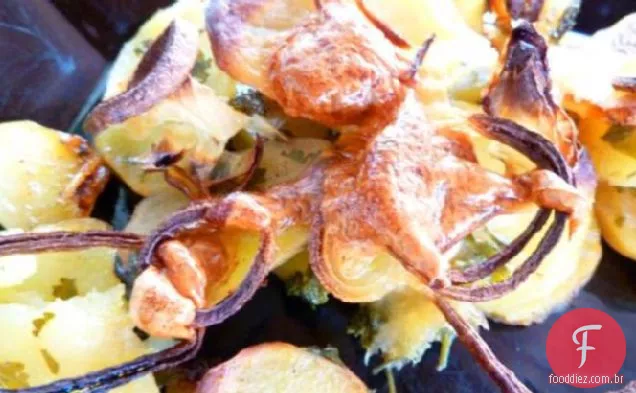 Batatas e cebolas de queijo para a grelha