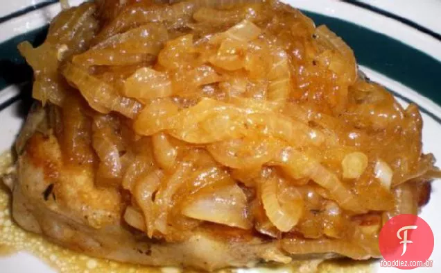 Costeletas de porco sufocadas em cebolas caramelizadas