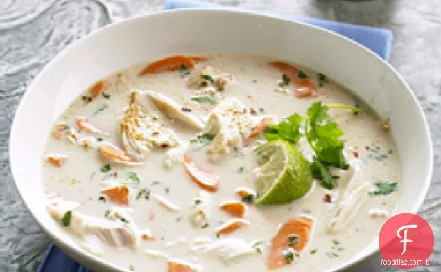 Sopa de frango com curry com cenouras