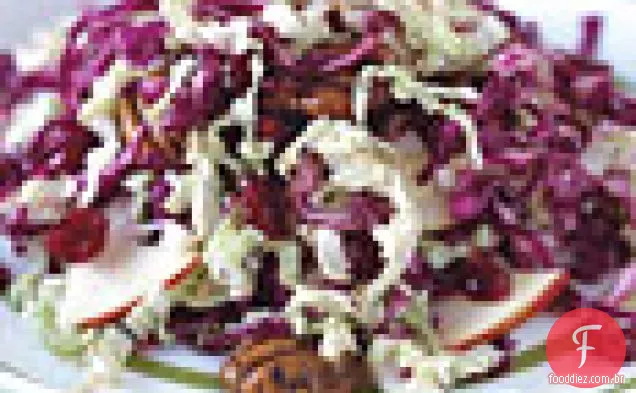 Salada de repolho vermelho e Napa com maçãs Braeburn e nozes temperadas