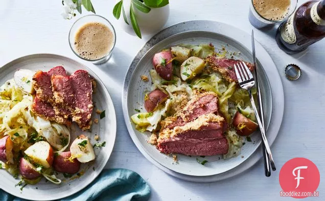 Jantar de carne enlatada e repolho
