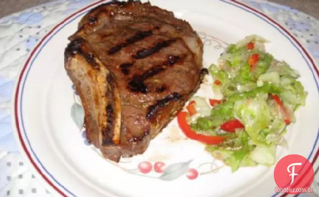 Bife Grelhado Do Olho Do Reforço & Cebolas Vermelhas