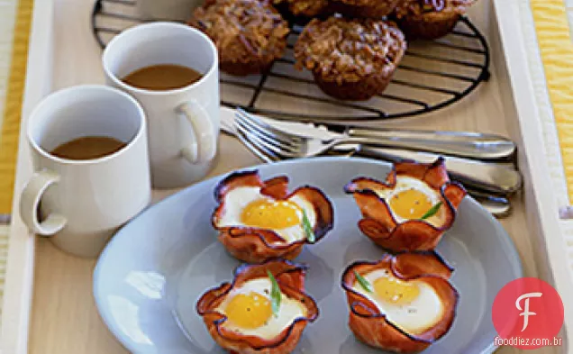 Ovos cozidos e cogumelos em batatas fritas de presunto