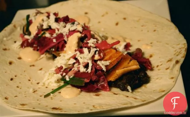 Tacos De Salmão Grelhados Com Feijão Preto Para Churrasco, Slaw De Repolho E Chi