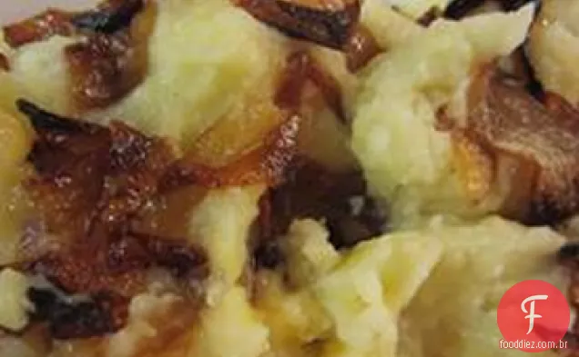Purê De Batata, Rutabaga E Caçarola De Pastinaga Com Cebola Caramelizada