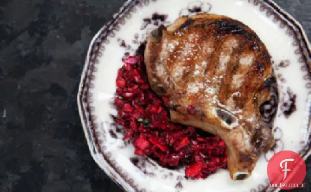 Costeletas de porco grelhadas com salsa de cereja