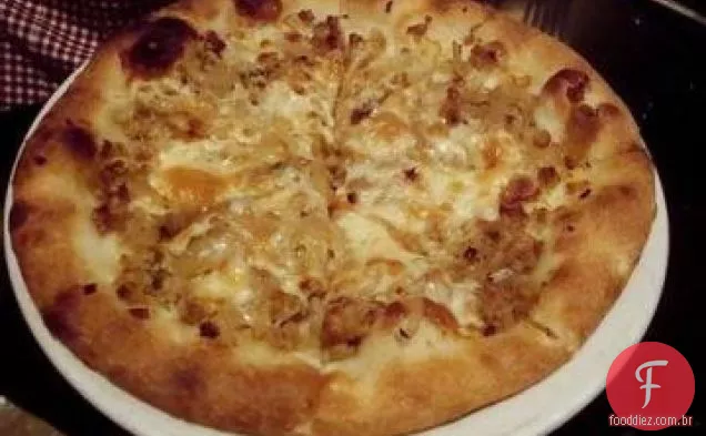 Pizza de três queijos com cebola e sálvia
