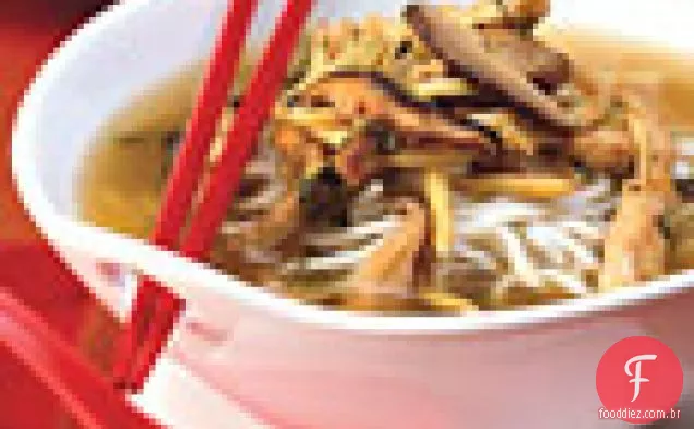 Sopa de porco e macarrão com Shiitake e repolho de neve