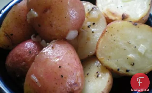 Batatas Novas Assadas Com Cebola Vermelha