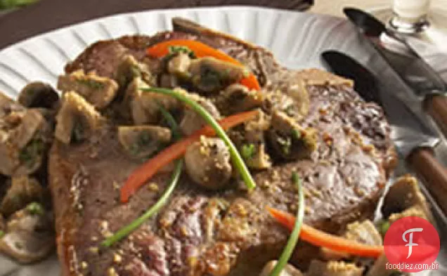 Bife T-Bone com cogumelos polvilhados com parmesão