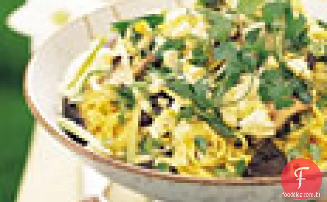 Salada asiática de macarrão, cogumelo e repolho