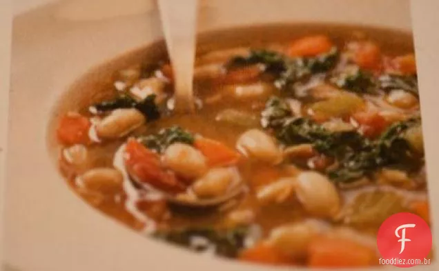 Guisado De Feijão Toscano Saudável Com Salsicha E Repolho