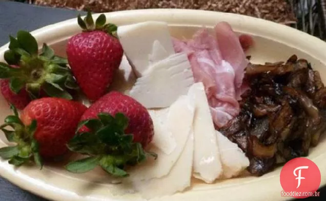 Antipasto de Prosciutto, queijo, morangos e cebola balsâmica