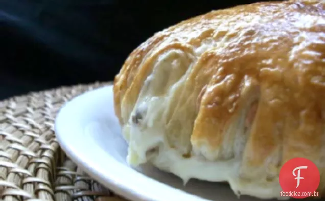 Mushroom-Stuffed Brie en Croûte