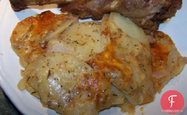 Batatas e cebolas recortadas