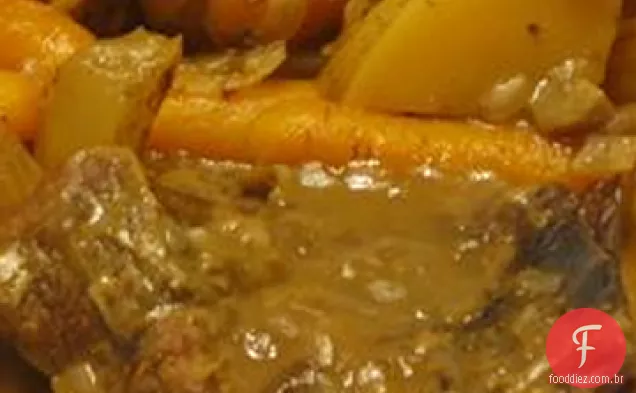 Fogão lento macio e saboroso bife redondo