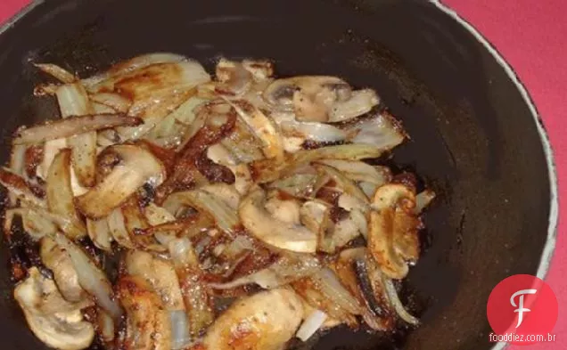 Cogumelos e cebolas para bife