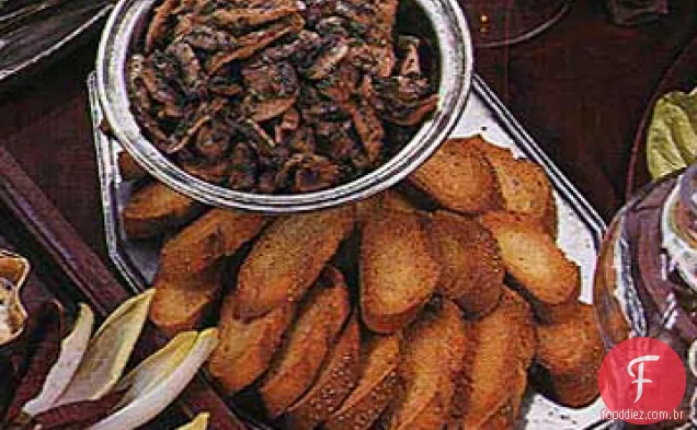 Cogumelos salteados cremosos com torradas