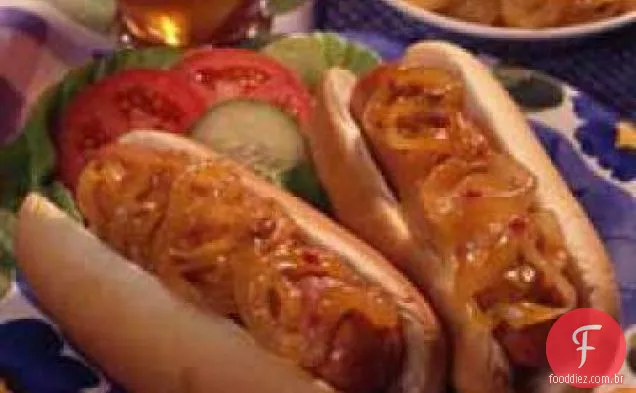Cachorros-quentes sufocados com cebola
