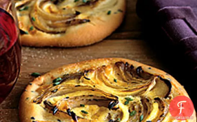 Pão achatado caramelizado-cebola com Crème Fraîche