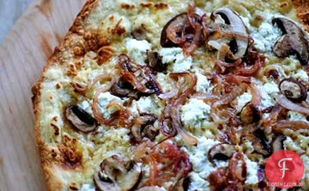 Tortilla Pizza com cebola, cogumelos e ricota